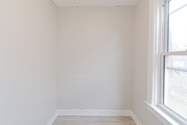 Building Photo - 979 Dwight St