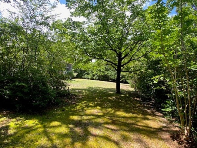 Building Photo - Welcome to this stunning fully furnished 4...