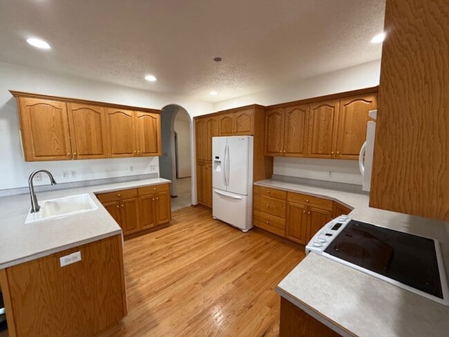 Building Photo - 4-bedroom 2.5 Bath McMinnville OR 97128