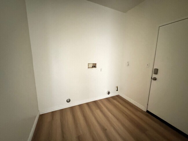 Building Photo - Gorgeous Remodeled 3+2 - $3200
