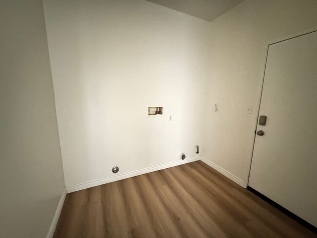 Building Photo - Gorgeous Remodeled 3+2 - $3300