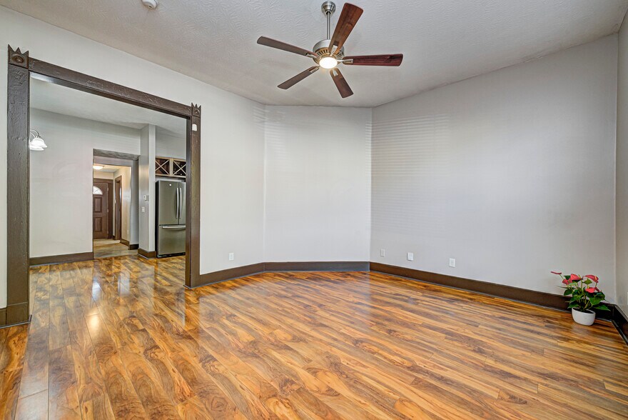 Extra large living room - 1643 Fletcher Ave