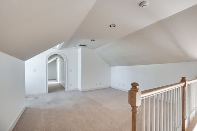 Building Photo - Fantastic renovated 5BE/4BA family home on beautiful oversized private Lot in the heart of Belle ...