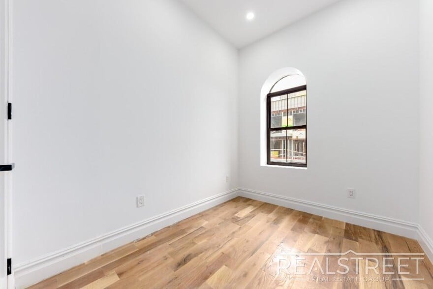 Building Photo - STUNNING TRUE 4 BED 2 BATH IN PRIME BUSHWICK TOWNHOUSE
