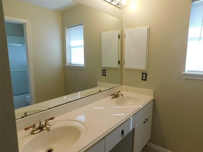 Building Photo - 122 High Meadows Dr