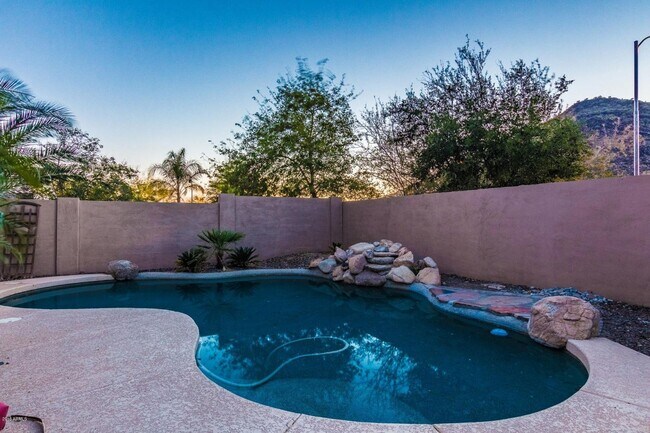Building Photo - Gorgeous 5 Bedroom 3.5 Bath Stetson Valley...