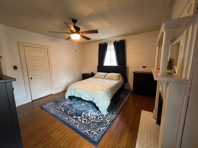 Building Photo - Charming 3 Bedroom with Lush Sunset Views ...