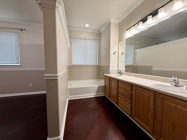 Building Photo - 653 Millet Cir
