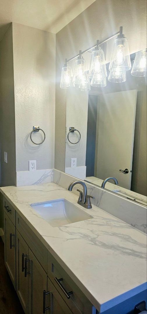 Building Photo - Stylish, Spacious & Super Inviting!
