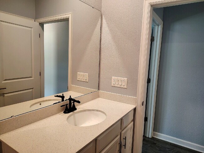 Building Photo - "Resort-Style Living in Davenport: Spacious 4-Bedroom Home with Solar Panels, Internet Included &...