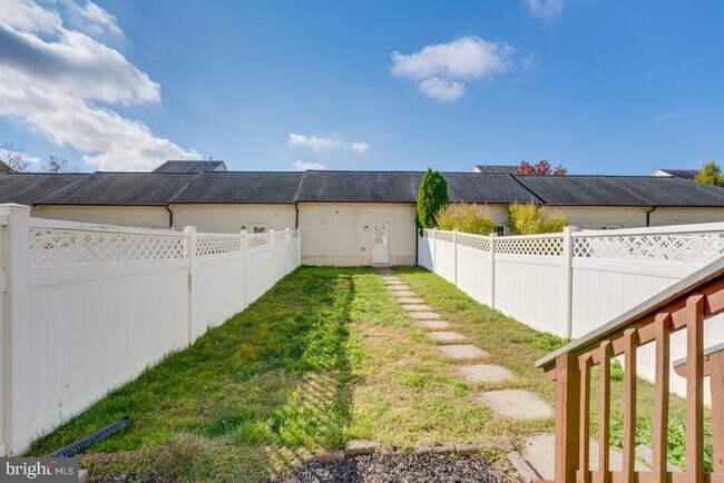 Building Photo - 3874 Carriage Hill Dr