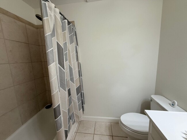 Building Photo - New Listing!