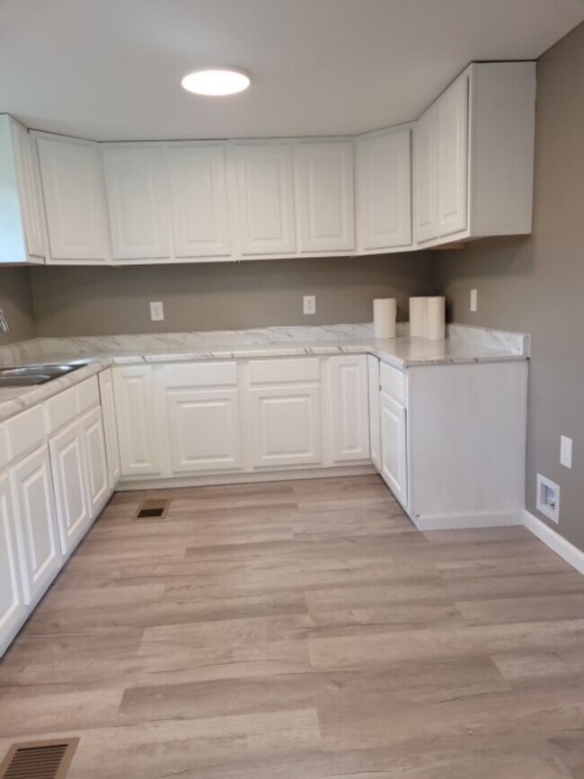 Building Photo - Renovated 3 Bedroom 2 Bath Home on 1 Acre for Rent!