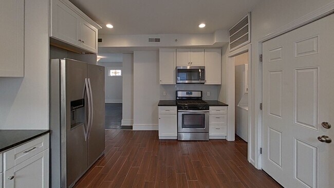 Building Photo - 10 Bayside St