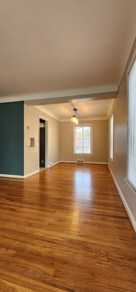 Building Photo - 1516 W Webster Rd
