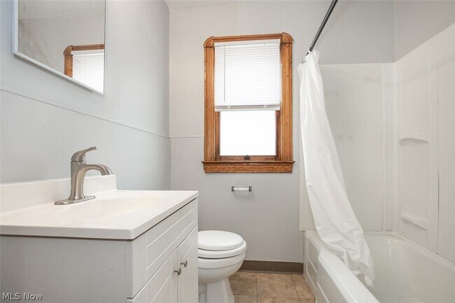 Building Photo - 12010 Longmead Ave