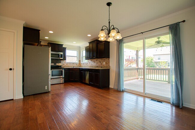 Building Photo - Pet Friendly Three Bedroom!