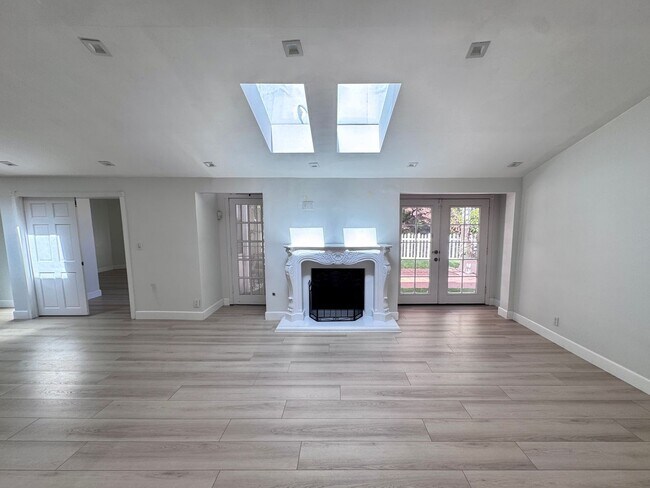 Building Photo - Beautifully remodeled 4 bedroom house in prime Woodland Hills Neighborhood
