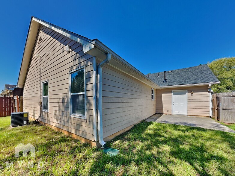 Building Photo - 134 Waterford Way