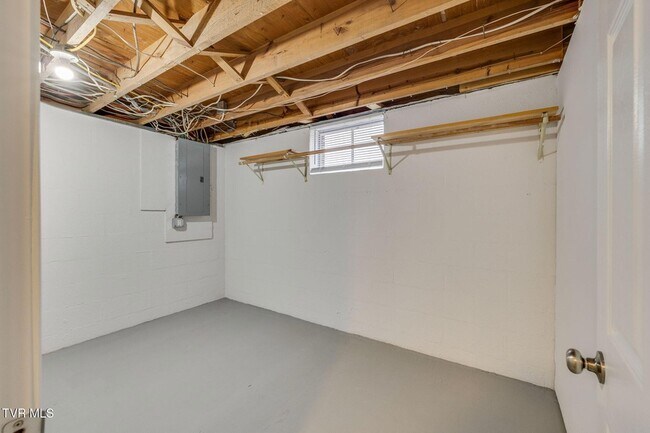 Building Photo - 336 W Ln St