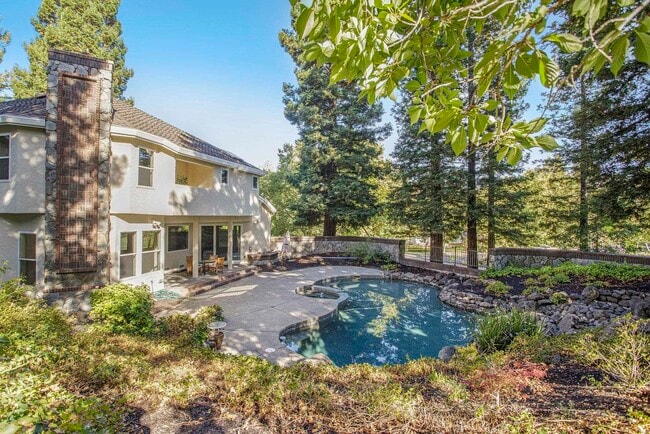 Building Photo - 3 Blackhawk Club Ct