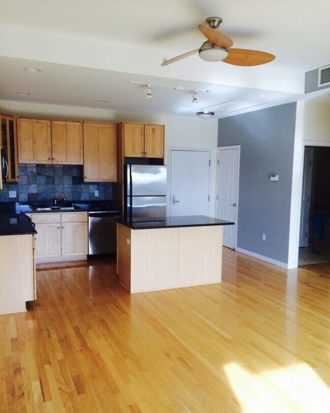 Building Photo - "Chic Urban Retreat: Stylish 1-Bed Condo with Hardwood Floors in the Heart of Denver!"