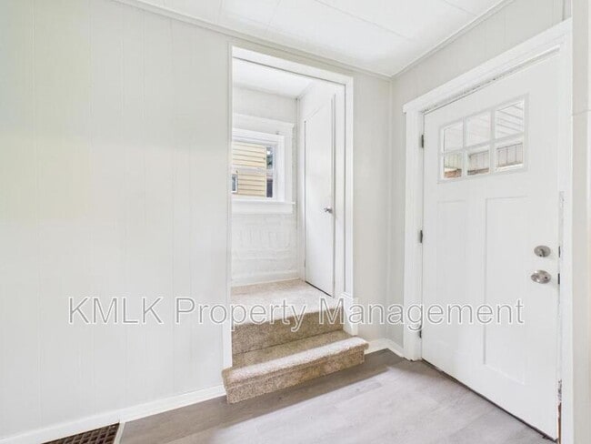 Building Photo - 448 E Voris St