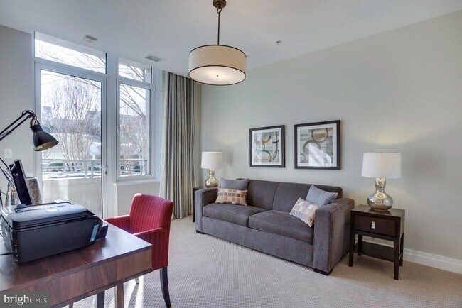 Building Photo - 8220 Crestwood Heights Dr