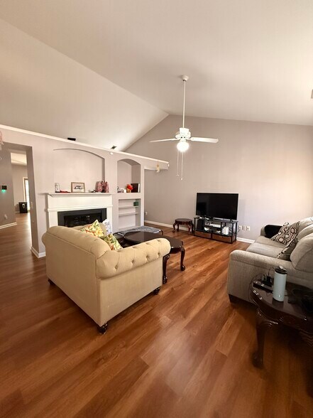 Building Photo - 520 Anglewood Trce