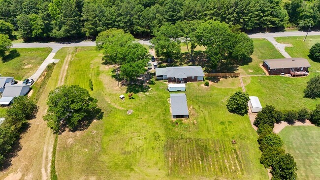 Building Photo - Beautiful 3 Bedroom Home in Central, SC