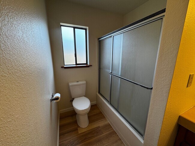 Building Photo - Charming 3 Bedroom 2 Bath home located in Humboldt Hill!