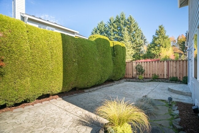 Building Photo - Quaint Carman Ridge Home in Lake Oswego
