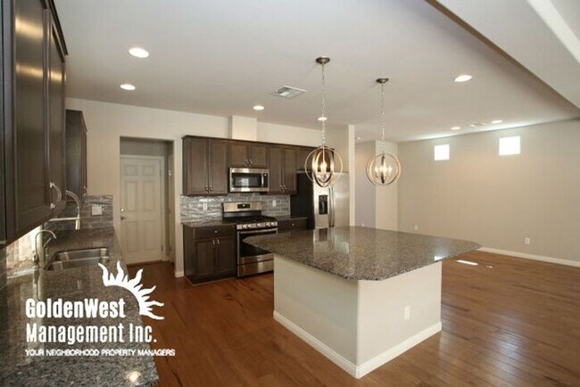 Building Photo - Gorgeous 4Bdm 2.5Ba Home in Southwest Las ...