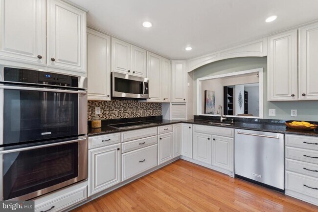 Building Photo - 9769 Lakepointe Dr