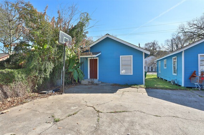 Building Photo - 3606 Live Oak St