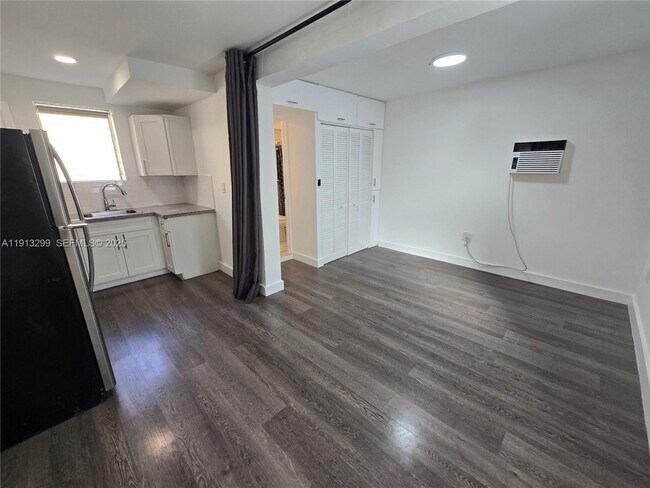 Building Photo - 1629 SW 6th St