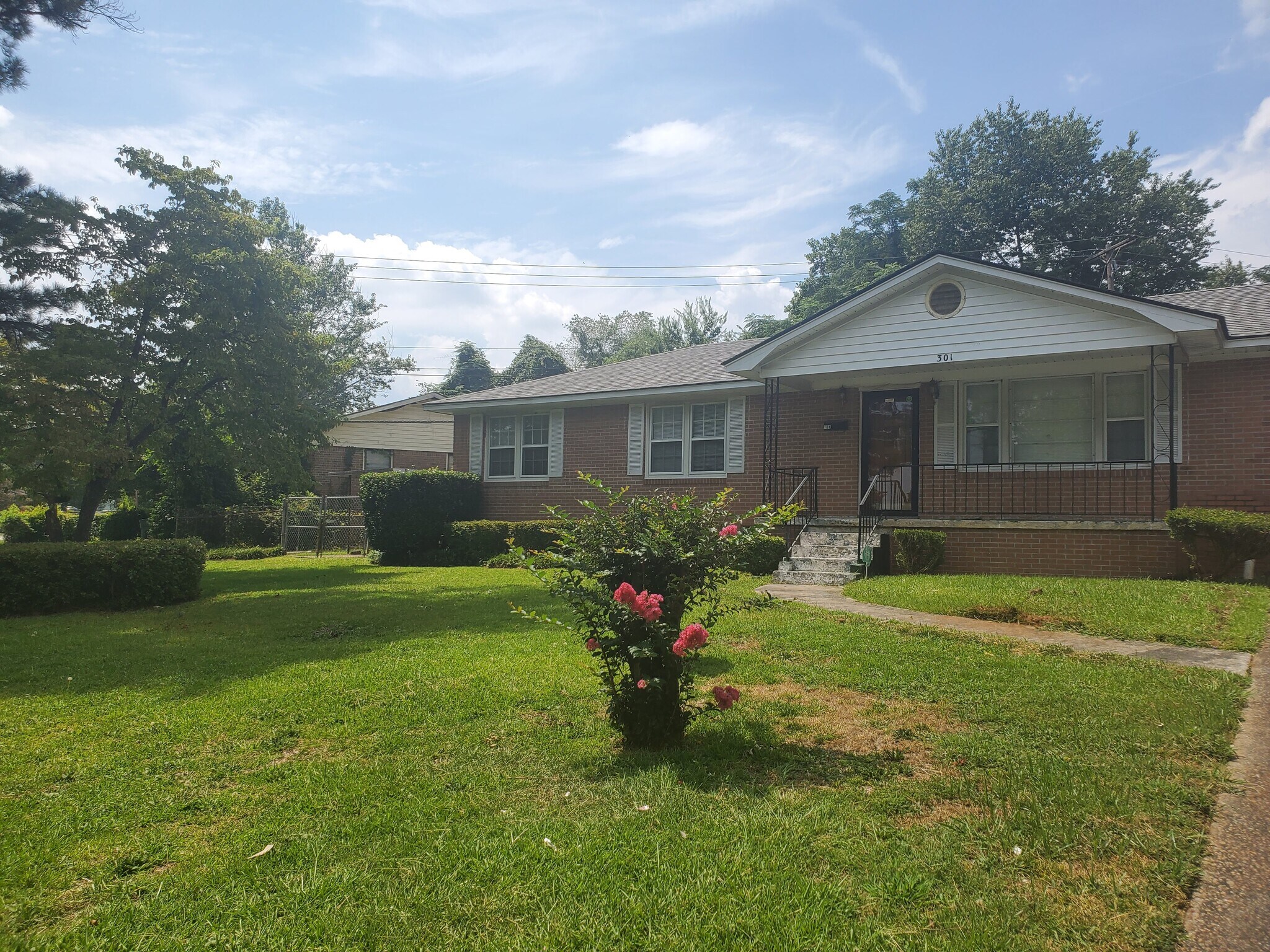 Building Photo - 301 W Lakeside Ave