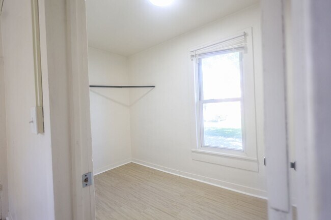 Building Photo - 3 bedroom 2 bathroom single family home | section 8 and EDEN welcomed