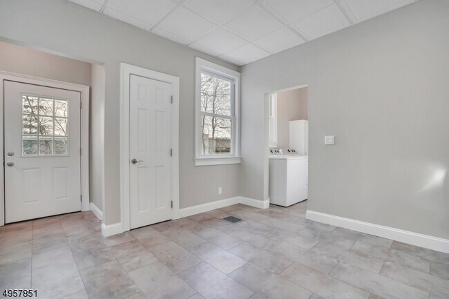 Building Photo - 25 Olyphant Dr