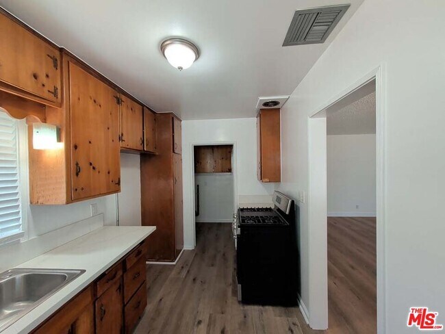 Building Photo - 7758 N Glenoaks Blvd