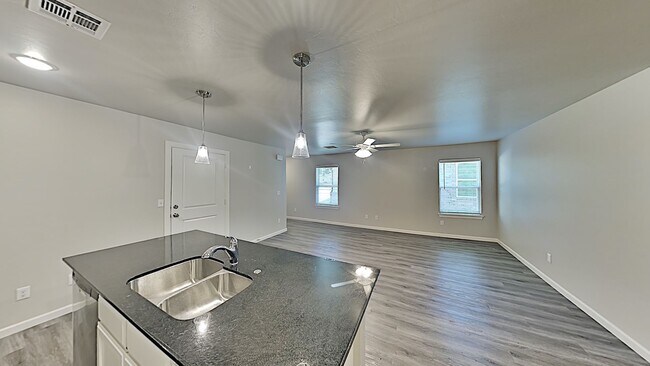 Building Photo - 3 Bedroom 2 Bath 2 Car Garage Duplex in Gr...