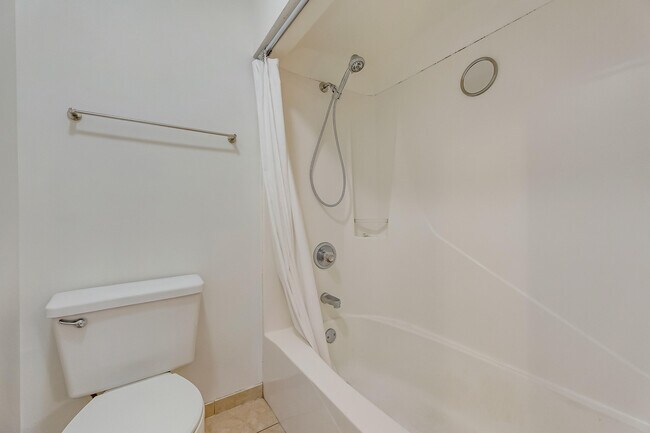 Building Photo - 303 Westlake Ct