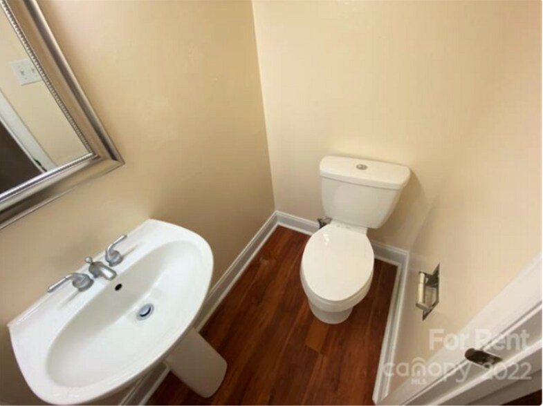 Building Photo - 718 E Maple Ave