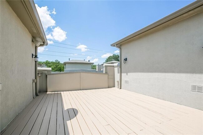 Building Photo - 1381 Parkview Ln