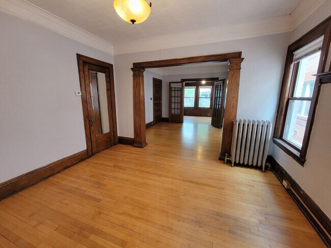Building Photo - Lovely 2Br / 1Ba South Uptown Condo w/ Hardwood Floors, Sunroom, Fenced Backyard!
