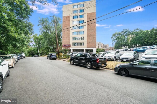 Building Photo - 1210 N Taft St