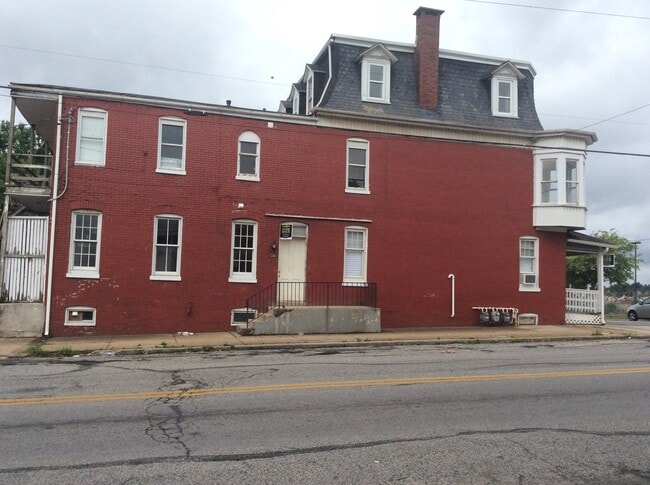 Building Photo - Spacious 3 Bedroom, Laundry, East End Near...