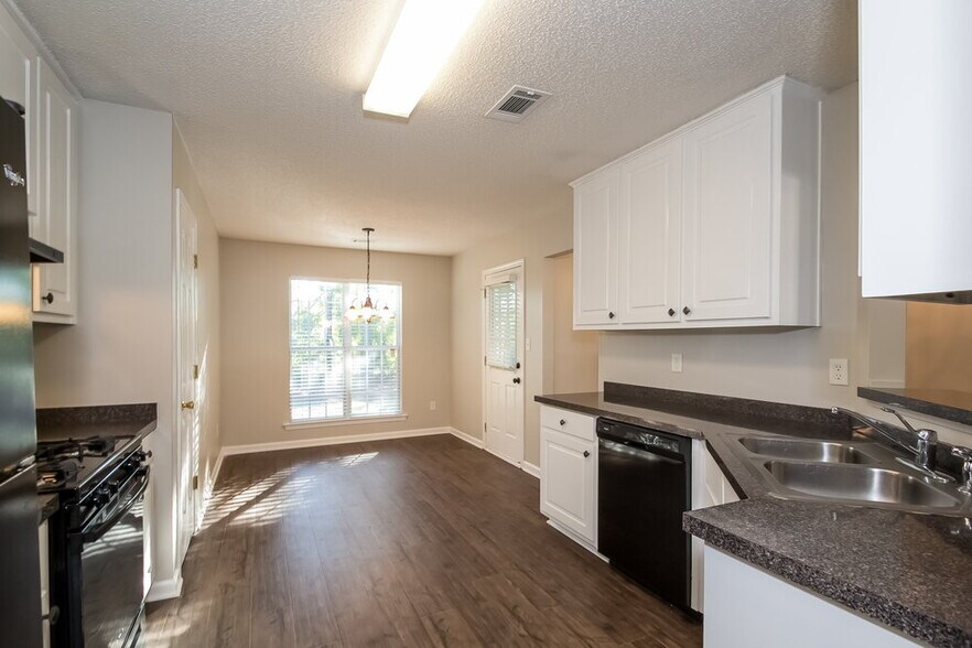 Building Photo - 310 The Gables Dr