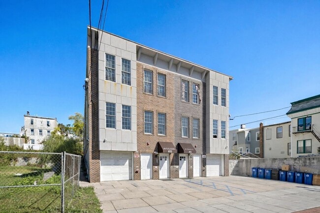 Building Photo - 612 12th St