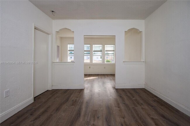 Building Photo - 501 SW 6th Ct